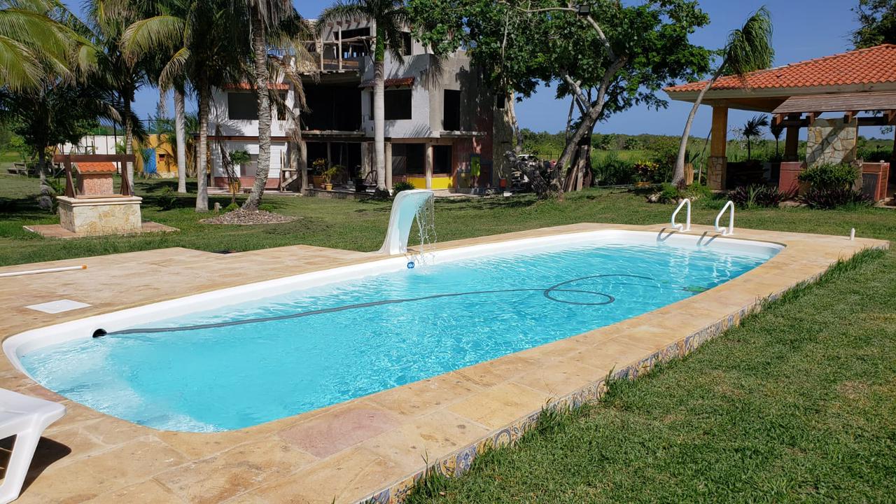Photo of a pool built by H2O Concrete, a Mexican swimming pool company