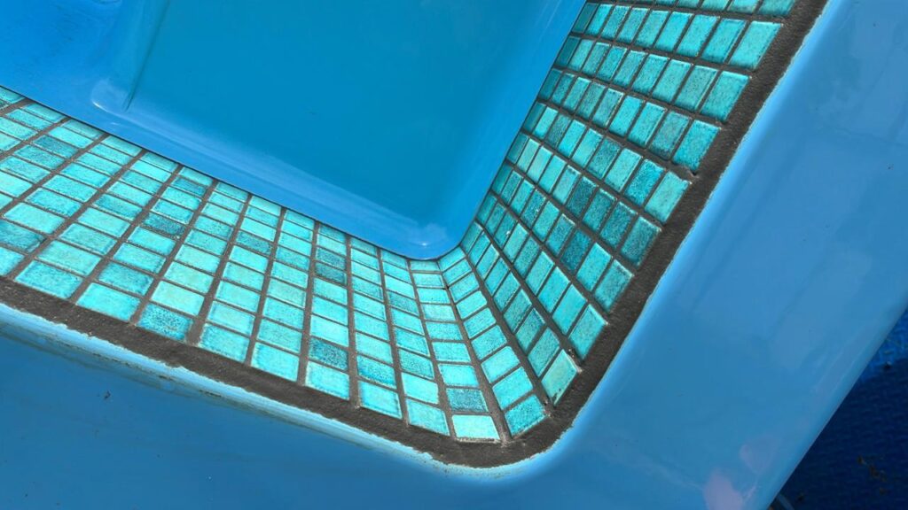 Close up photo of a swimming pool built by the Mexican Company H2O Concrete