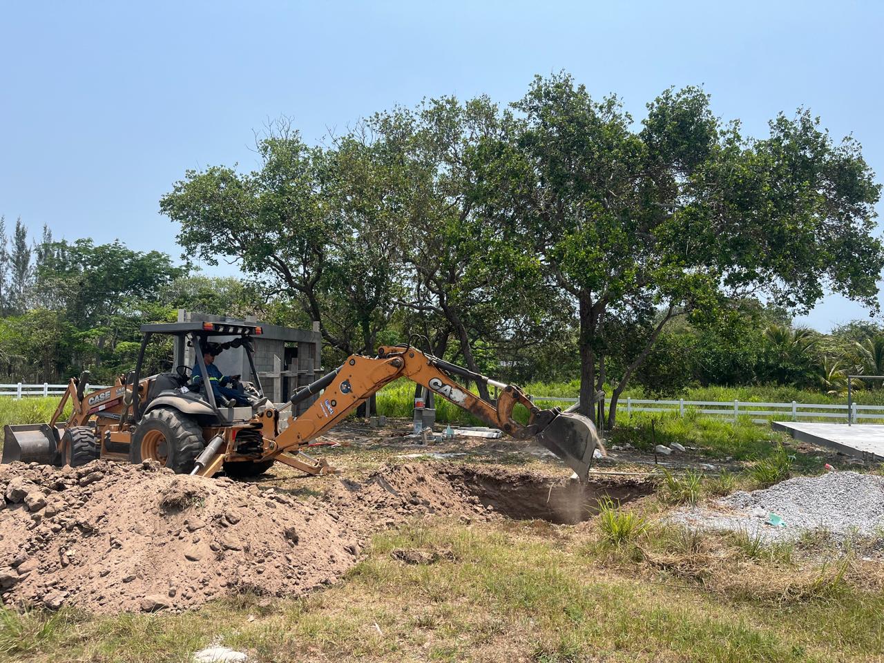 Excavadora cavando terreno para construcción de alberca de concreto en México